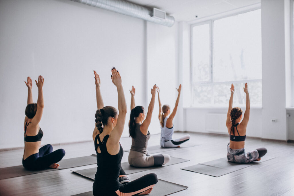 Image d'un groupe de femme faisant du Pilates en intérieur.